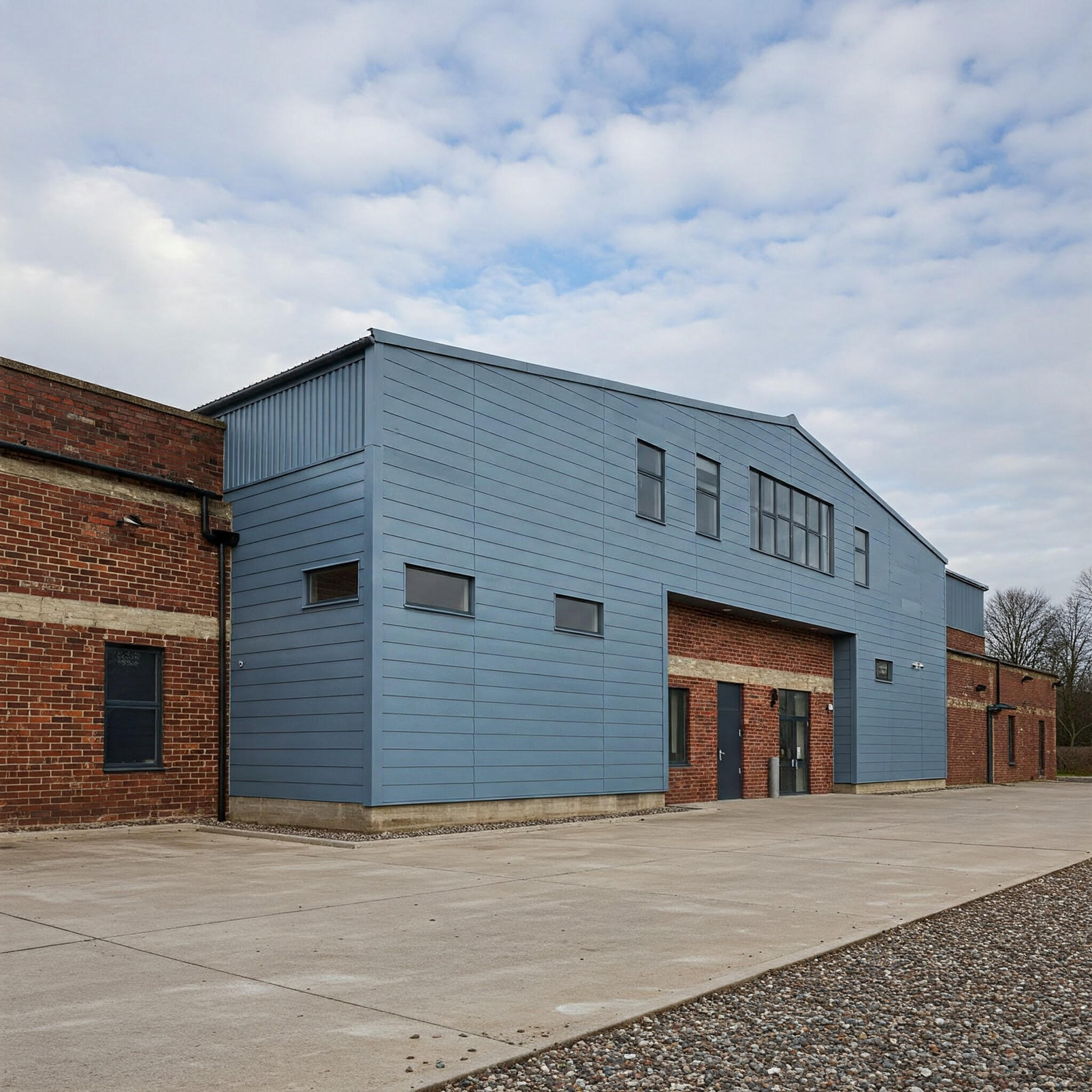 Revêtement extérieur industriel Façade d'une industrie avec revêtement gris-bleu vue de l'extérieur